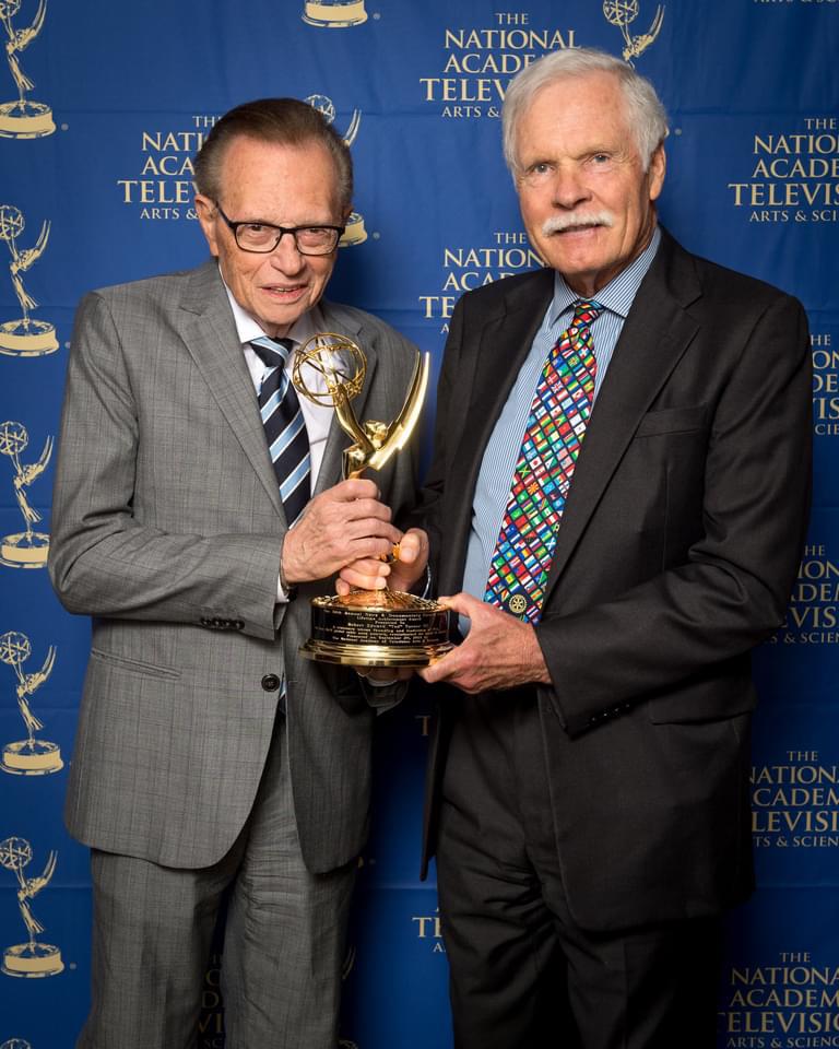 Ted Turner lamenta la muerte del legendario presentador Larry King a los 87 años