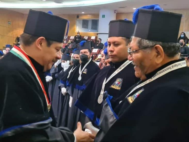 ¡Aguas UNAM! …Recibe Antonino Baxzi condecoración “Doctor Honoris Causa patito” en instalaciones de la máxima casa de estudios.