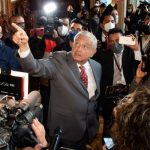 “Ya no puedo más, cierro mi ciclo y me retiro”, dice AMLO a reporteros desde Palacio Nacional