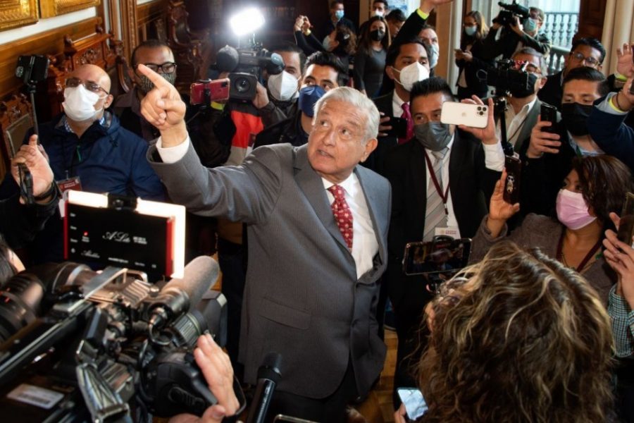 “Ya no puedo más, cierro mi ciclo y me retiro”, dice AMLO a reporteros desde Palacio Nacional